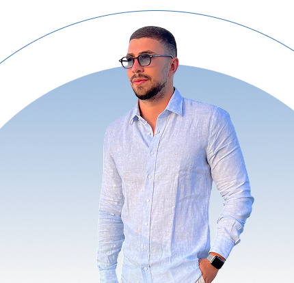 תמונה שלי עם רקע עיגול כחול למובייל